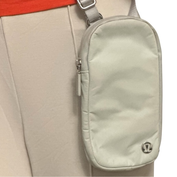 Lululemon Everywhere Crossbody - Picture 5 of 5
